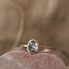 Load image into Gallery viewer, Zircon Ring in Gold
