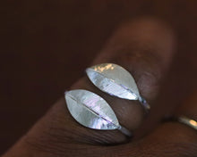 Load image into Gallery viewer, Sterling Silver Leaf Signet Ring

